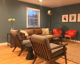 Dilworth - Updated 8 Br, 4 Ba Close To City-Center - Charlotte - Lounge