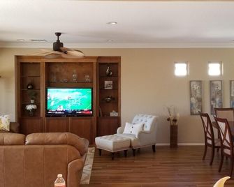 'Non-Smoking, No Pets' 2 Bedroom On Golf Course ~ Swimming Pool & Golf Cart! - Sun City West - Sala de estar
