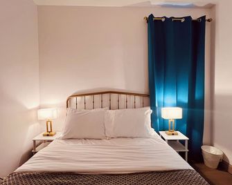 NEW! Casino Close Comfort walk to the falls - Niagara Falls - Bedroom