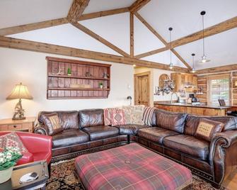 9 Cabin Hollow by Moonlight Basin Lodging - Big Sky - Living room