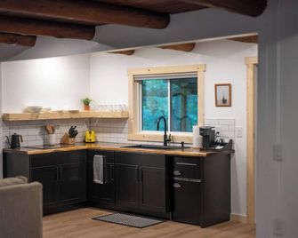 The Woodsman Lodge - Eureka Springs - Kitchen