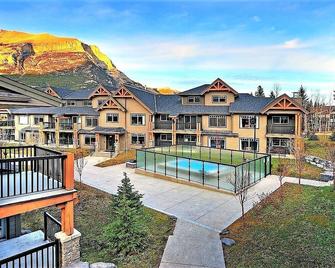 Luxurious Multi-level Condo in Premium Resort - Dead Man's Flats - Building