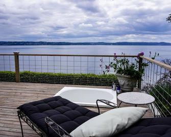 Beach, Spectacular views, Soaking Tub: Bluff House on Vashon Island - Vashon - Balcón