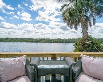 River Cabin Million Dollar View! - Ruskin - Balkón