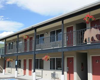 Crosswinds Inn - West Yellowstone - Building