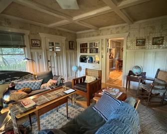 Fully Furnished Craftsman Bungalow on a Large Private Lot - Petaluma - Living room