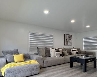 Casa Madrisqui Ultimate Heated Pool Escape Midway to Keys & Miami Beach - Homestead - Living room