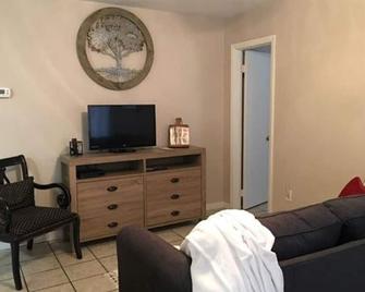 O'le Ladybug Cottage - Lake City - Living room