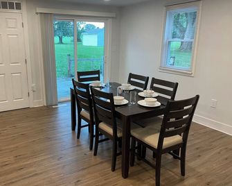 Cozy Country Cottage - Renovated Home Near London - London - Dining room