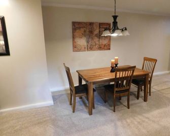 Newly finished basement apartment with private entrance in Columbus Indiana. - Columbus - Eetruimte