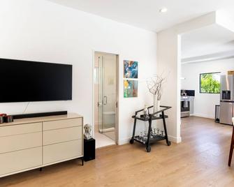 The Knot is a charming Palm Springs property located conveniently in PS north - Palm Springs