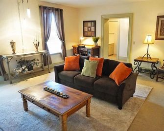 Roscoe Retreat in Heart of Historic Roscoe Village - Coshocton - Living room