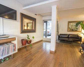 The Dylan, a Baymont by Wyndham - Seattle - Living room