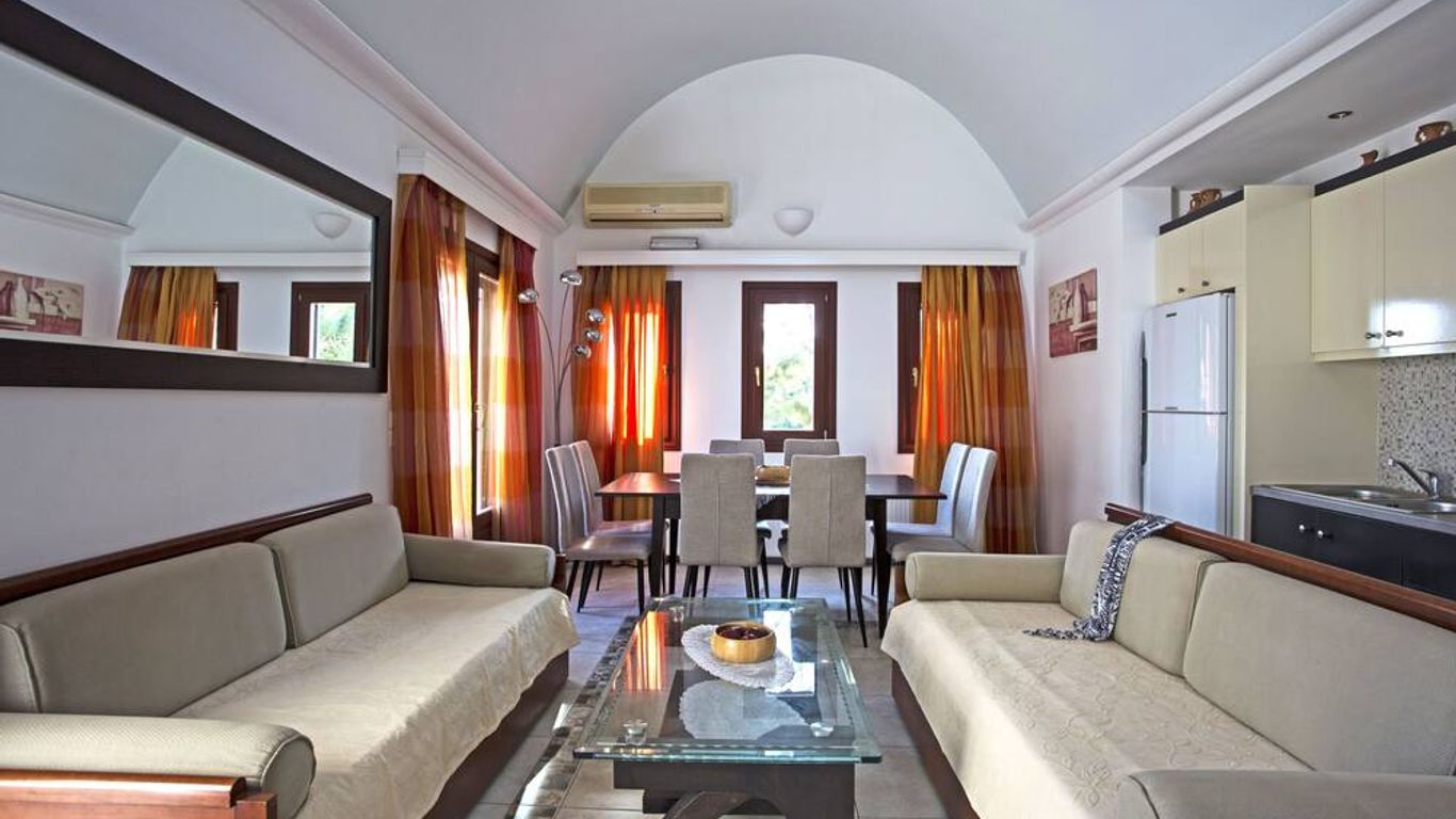 Birds Villa Apartments with Heated Pool - Including Car and Breakfast
