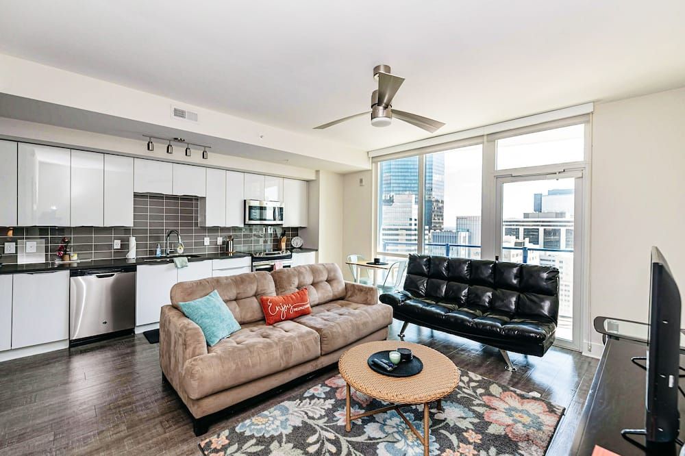 1BR Uptown Charlotte Furnished Apartments apts - שרלוט - סלון