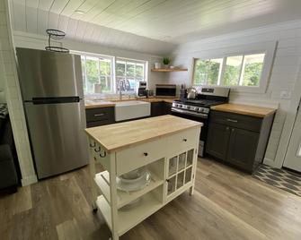 Charming Up North River Cottage - Alanson - Cocina