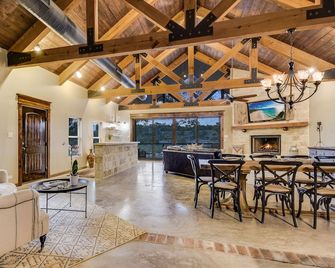 2 Houses - 6 Acres, Riverfront, Pool, Hot Tub, Beautiful Valley - Blanco - Living room