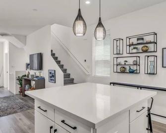 Sacramento Serenity: 2BR Home w/ Parking & Laundry - Sacramento