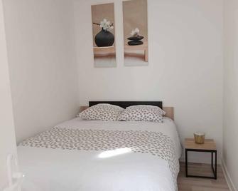 Appartement Privatisé Avec Cour - Villedieu-les-Poêles - Chambre