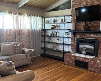 2 bedroom 1 bath home. In the heart of madera. - Madera - Soggiorno