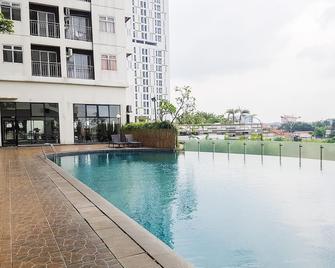 Furnished and Simple Living Studio Serpong Greenview Apartment By Travelio - Serpong - 游泳池