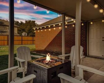 Lewisville Estate - Spacious 5BR w Game Room - Lewisville - Patio