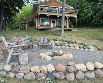 Peaceful Millelacs Lakefront Cabin - Isle - Patio