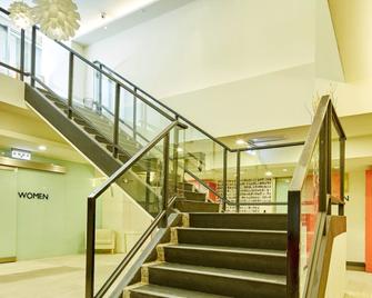 Single Inn- Kaohsiung Linsen - Cao Hùng - Cầu thang