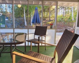 Forrest Park Secluded Backyard Nature Retreat with Private Trails Aurora Lights - Yellowknife - Innenhof