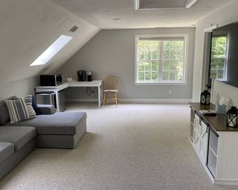 Cape Cod Loft - Bourne - Living room