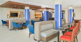 Holiday Inn Express & Suites Chadron - Chadron - Sala de estar