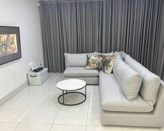 Modern lovely 3 bedroom retreat with pool and kitchen with essentials - Alberton - Living room