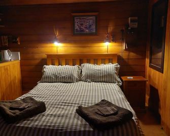 Cosy insulated Cabin 30 km from Christchurch Airport. 3 nights minimum stay 300 - Lincoln - Bedroom