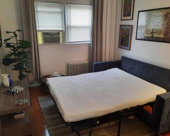 Pet Friendly Apartment Minutes From Nyc! - West New York - Wohnzimmer