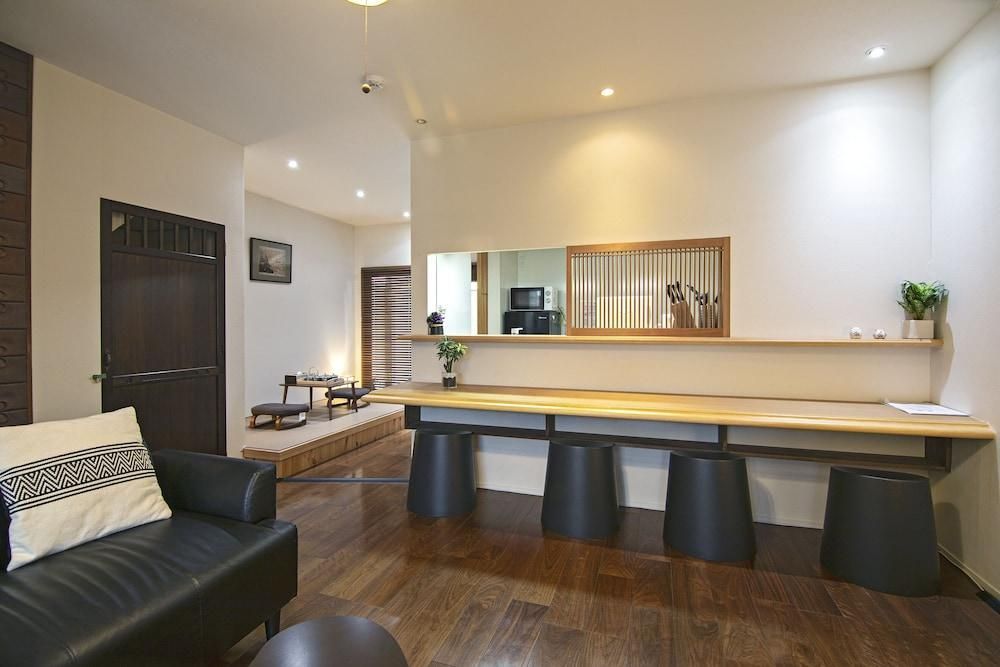 Asuka - אוסקה - דלפק קבלה