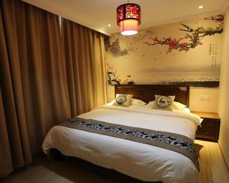 Happy Dragon Alley Hotel-In the city center with big window&free coffe laundry Fluent English speaking,Tourist attractions ticket service&food recommendation,Near Tian Anmen Forbiddencity,Near Lama temple,Easy to walk to NanluoAlley&Shichahai - Beijing - Bedroom