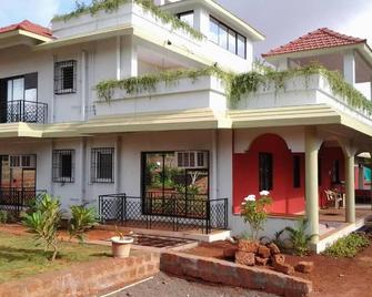 Surve Natures Resort - Chiplūn - Edificio