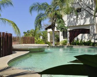 Tropical Gardens Suites and Apartments - Coco - Piscina