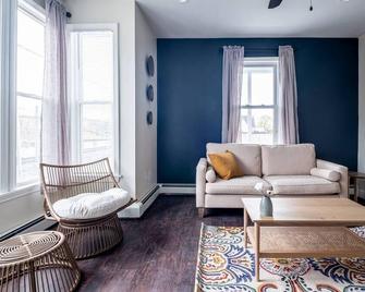 Modern house 10-Bedrooms! Perfect for Big Groups! - Providence - Sala de estar