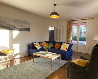 House with private pool and garden near the river. - Tremolat - Sala de estar