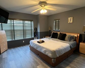 Amazing!!!! Luxury 5br, Steps To Beach And Fun! Fully Renovated Beach House! - Atlantic City - Bedroom