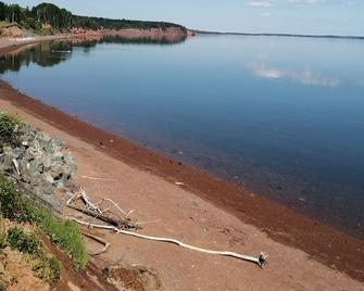 Bay of Fundy ,Cobequid Bay, Steps to the beach in the Cliffs of Fundy Geopark - Economy - Playa