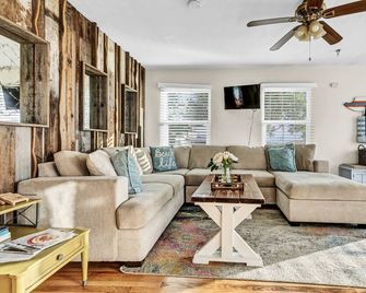 Rustic Coastal Retreat in Sunset Cliffs - San Diego - Living room