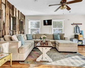 Rustic Coastal Retreat in Sunset Cliffs - سان دييغو - غرفة معيشة
