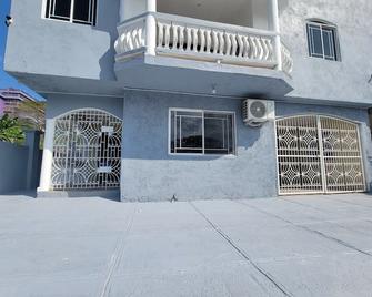Charming resort in enchanting Montego Bay with AC, WiFi - Montego Bay - Building
