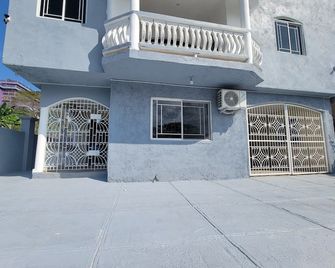 Charming resort in enchanting Montego Bay with AC, WiFi - מונטגו ביי - בניין