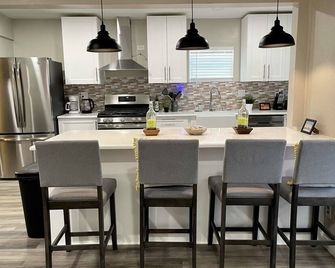 North Park Centrally located 8Br 5Ba House - San Diego - Kitchen