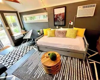 Charming, bungalow + hot tub in NODA district of Charlotte. 10 min f/uptown. - Charlotte - Wohnzimmer