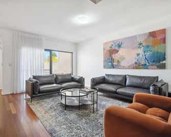 Nair6c - Central Freo Luxe Stay - Fremantle - Living room