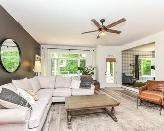 Modern farmhouse in the Woods with Amazing Views and Nature - Zionsville - Living room